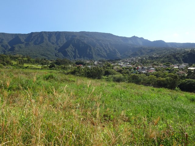 Plus loin, on le domine depuis les prairies