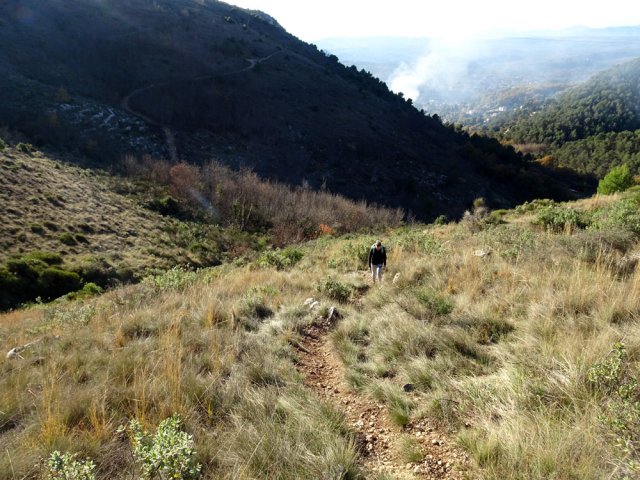 Sentier étroit, pentu et rocailleux