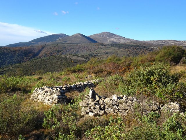 Des murs ou des traces d'enclos sont disséminés dans toute la région