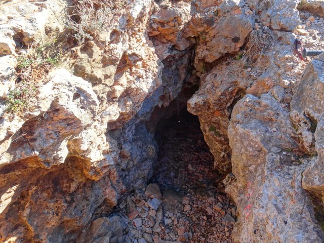 L'aven bien modeste en bordure du sentier