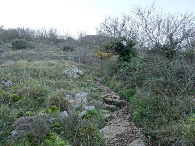Montée rocailleuse au Baou des Blancs