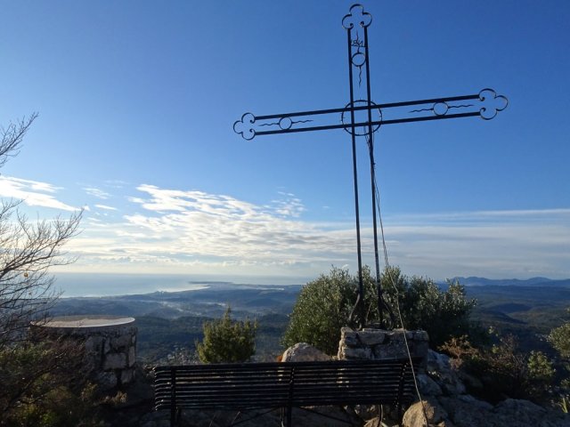 La croix dominant Vence et les environs