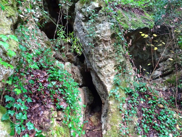 Quelques cavités ou grottes bordent le sentier