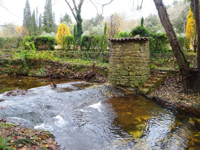 Cette construction caractéristique signe bientôt la fin de la remontée du ruisseau
