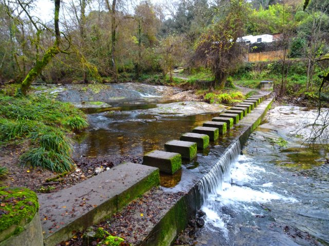 La dernière traversée s'effectue avec prudence sur ce gué aménagé