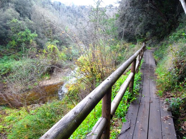 Sentier parfois aménagé en bordure de ruisseau