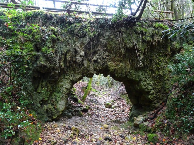 L'ancien pont porteur d'un canal d'alimentation en eau