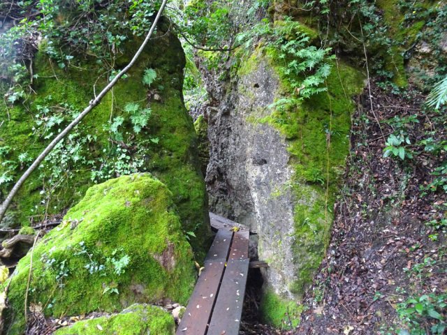 Passage entre deux gros rochers