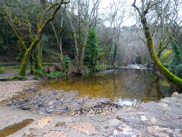Un premier gué aménagé permet de passer en rive droite