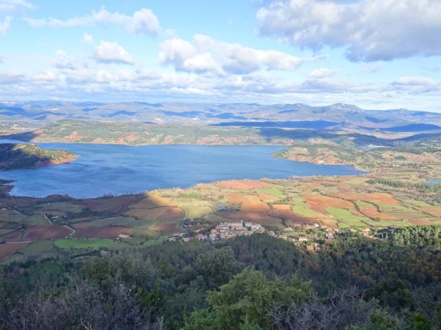Le premier point de vue sur le village de Liausson et le Lac du Salagou