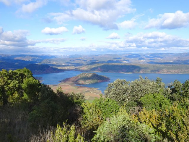 Les panoramas se multiplient vers le Salagou et la colline de Rouens