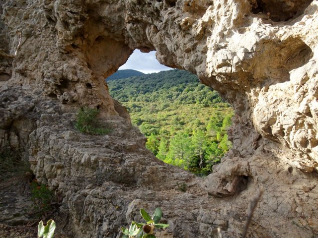 Il faut escalader un peu pour atteindre la trouée dans la falaise