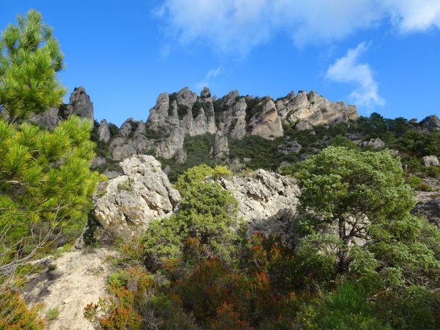 Le sentier vers Castelduc dominé par les Orgues