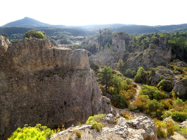 Des petits sentiers parcourent les concrétions pour de nouvelles trouvailles