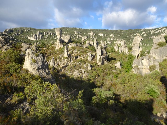 Dernier regard vers le cœur du cirque de Mourèze avant de regagner le village