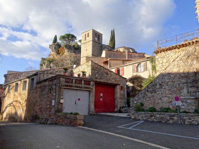 Parcourir le village puis monter au château à partir de la Rue du Cirque