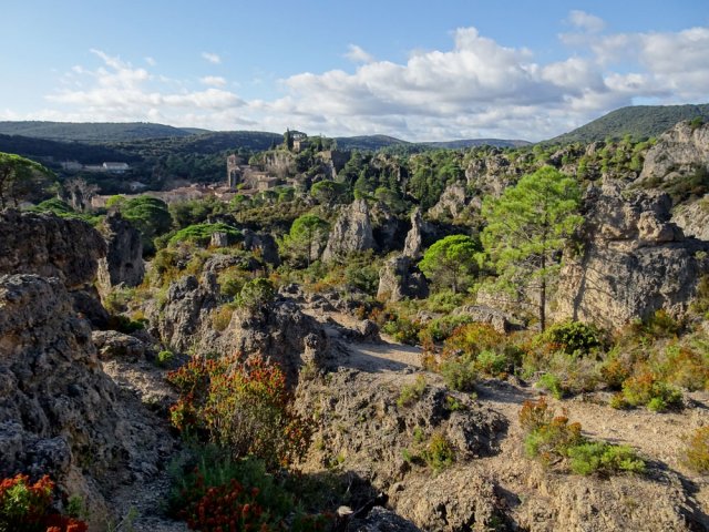 Dès que l'on s'élève, on distingue le village de Mourèze et ses éperons rocheux