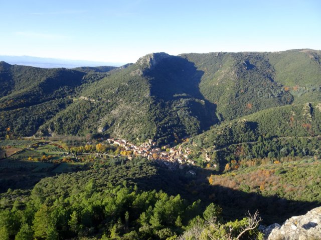 On domine Cabrespine qui quitte l'ombre du matin