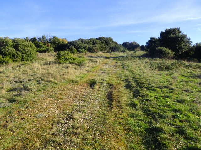 On poursuit par une piste offrant de beaux panoramas