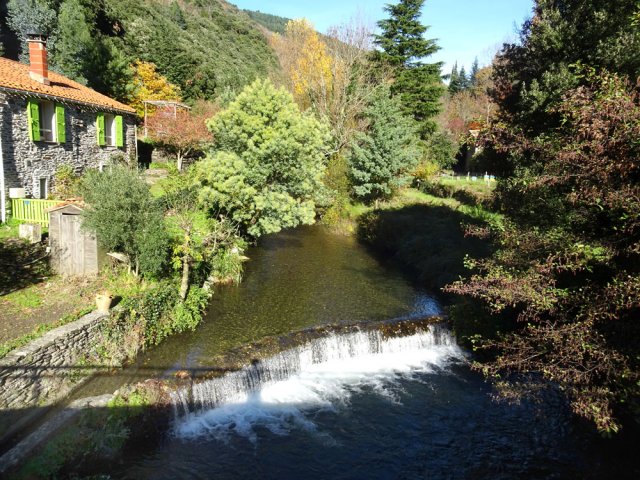 Arrivée au Moulin de Laval. Ne pas franchir le pont