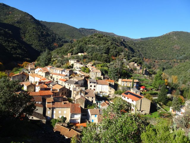 Le dernier sentier domine le village de Cabrespine