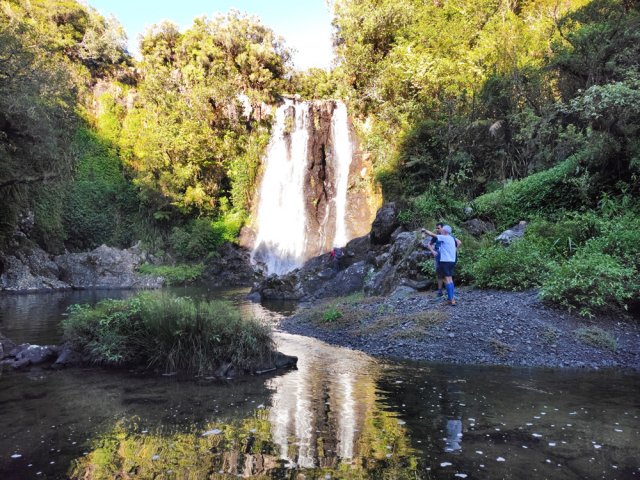Courte descente pour visiter une cascade du Bras des Lianes