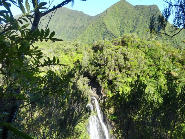 La même cascade dominée par le Morne du Bras des Lianes