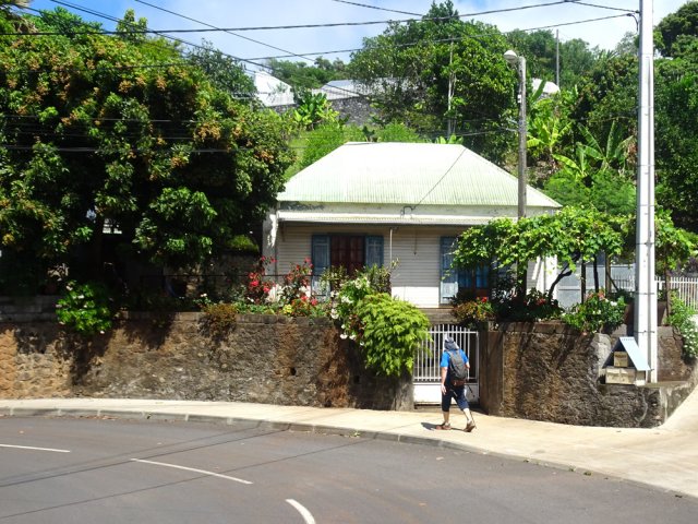 Profiter des cases et des jardins en traversant le village de Ravine Sèche