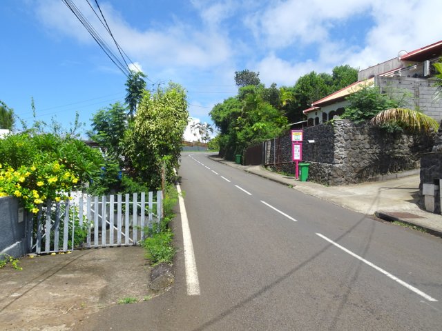 Un peu de circulation mais de larges trottoirs
