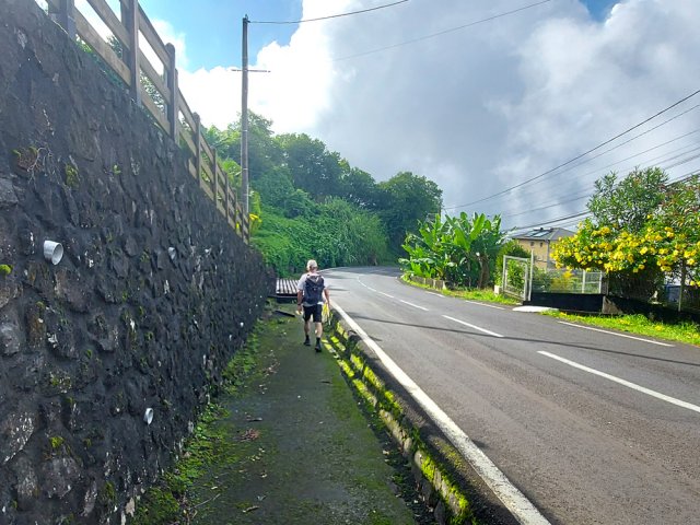 Il est prudent d'éviter la circulation en marchant dans les caniveaux