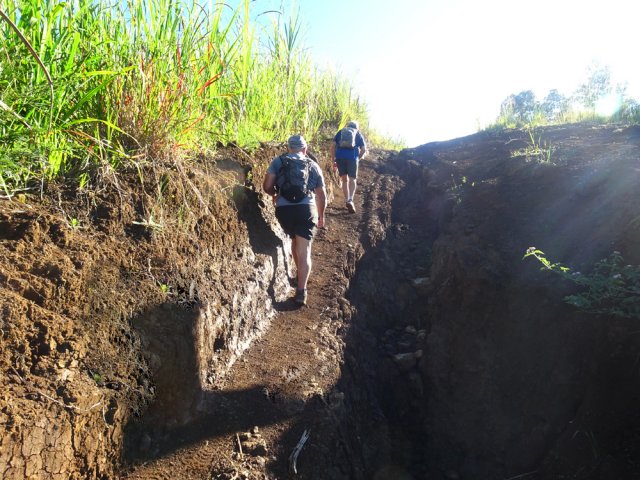 Attention à la glissade dans des ornières de plus d'un mètre de profondeur