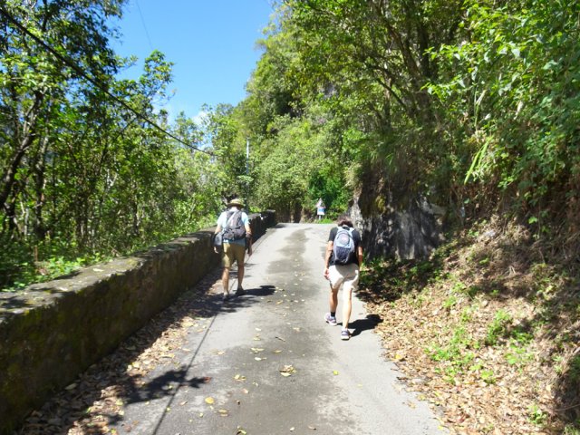 Rejoindre le belvédère par la petite route de l'usine