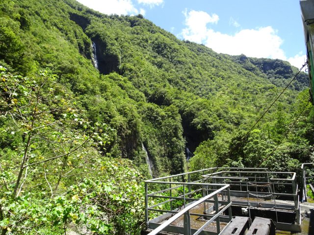 On peut monter au plus près du barrage