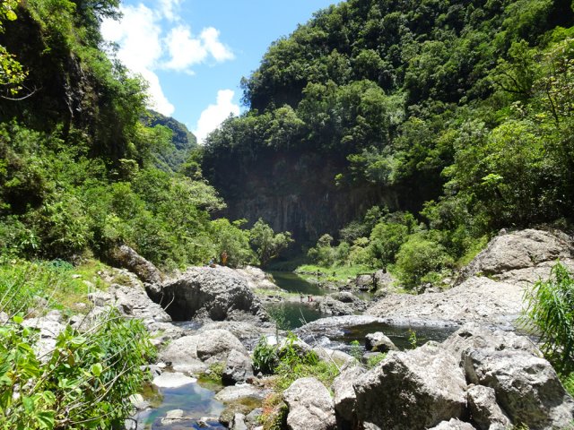 Le lit rocheux est large et l'on peut marcher n'importe où