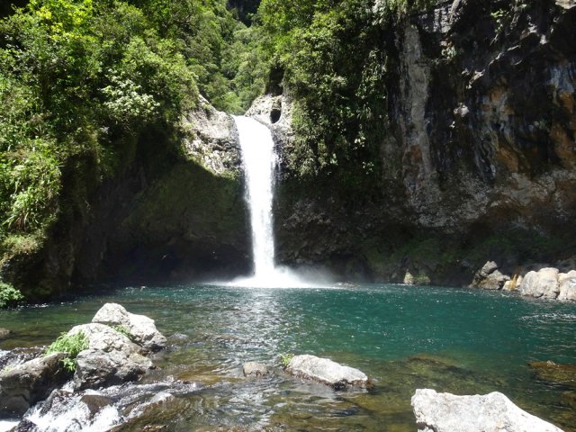 Les cascades de la rivière sont le paradis des canyonistes