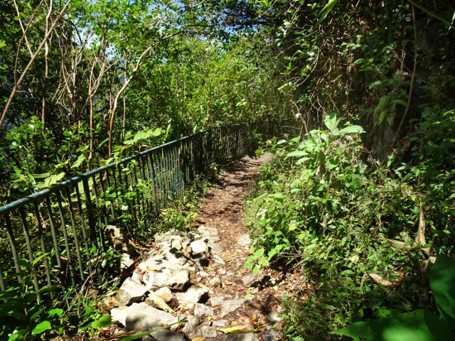 Le sentier débute à plat en bordure de rempart
