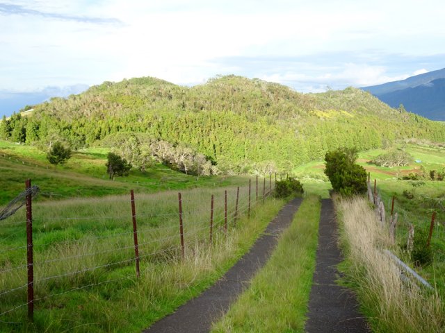 Sur la droite, on peut souvent observer le Piton Mahot et le Piton Mathias