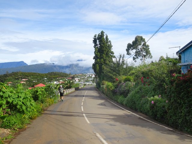 Entre champs et jardins fleuris pour arriver à la Petite Ferme