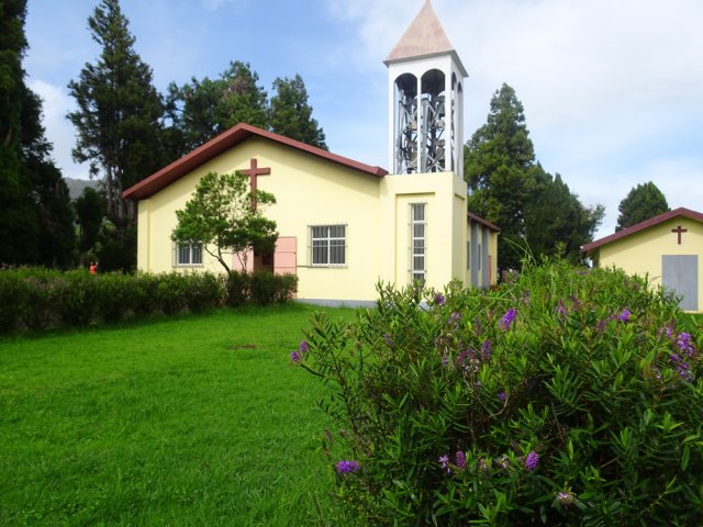 Une courte visite à l'église de la Grande Ferme avant de rejoindre le stade