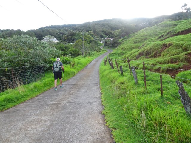On rencontre quelques fermes et maisons isolées