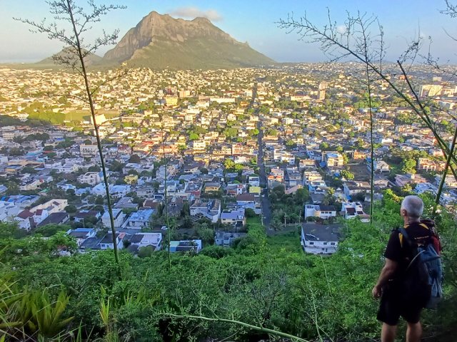 Depuis les rochers, on domine Quatre Bornes ainsi que le Corps de Garde