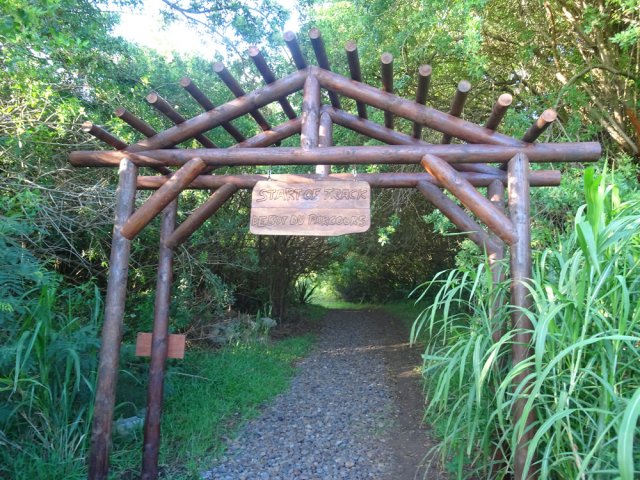 L'entrée du parc comporte une porte pour officialiser la montée à Candos Hill