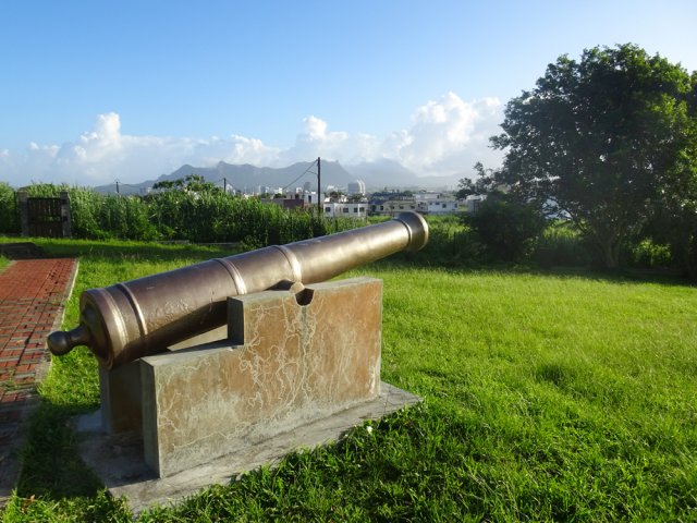 Un canon à l'extrémité de la pelouse