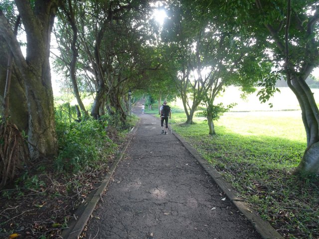Une agréable allée effectue tout le tour de la vaste pelouse