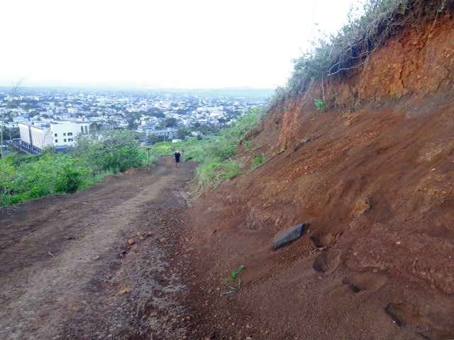 On rejoint rapidement la piste en terre rouge