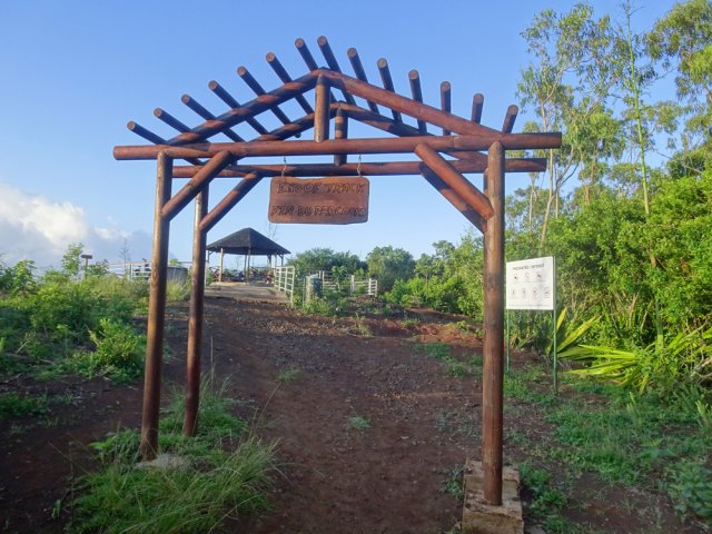 Le sommet comporte un kiosque ainsi qu'une porte symbolique