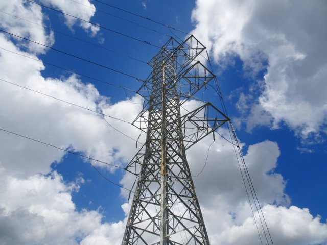 Le sentier débute près du premier pylône de la pente