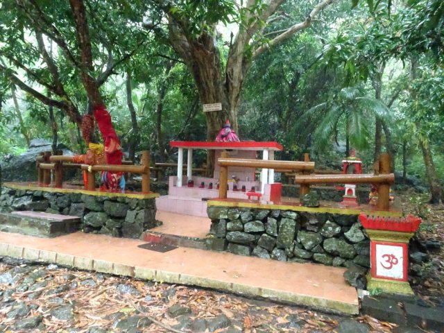 Un petit temple peuplé de macaques crabiers qu'il ne faut pas nourrir