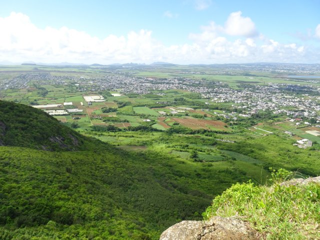 Un promontoire avant d'entamer l'ascension avec vues sur Moka