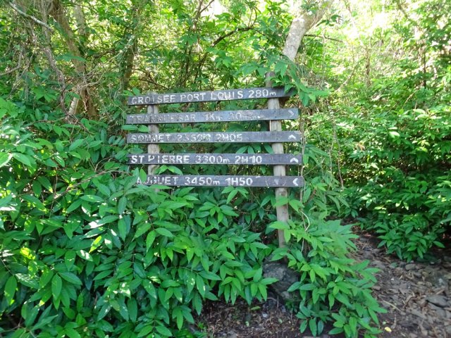 Prendre à droite aux panneaux indicateurs